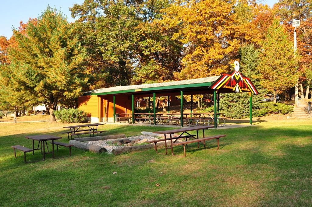 Arrowhead Camping Resort Deluxe Cabin 4 Douglas Center Dış mekan fotoğraf